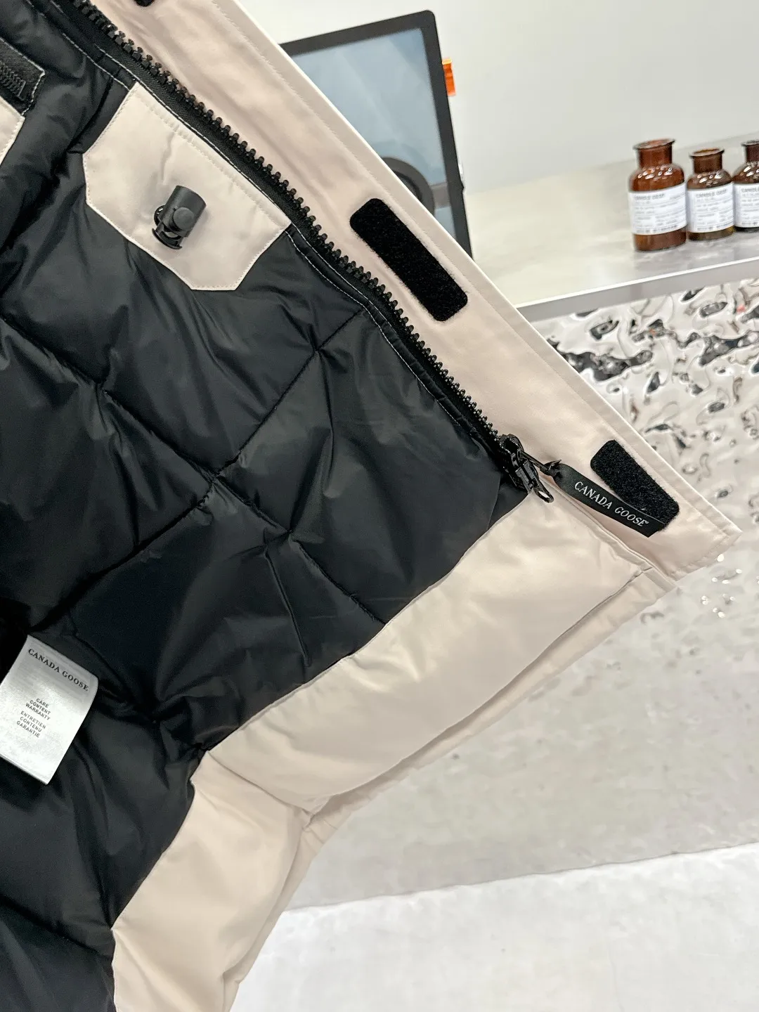 P840 Canada Goose 13 down jackets, timeless classics, same style for men and women, mid-length windbreaker jacket. Canada Goose technology waterproof fabric is wind and cold resistant and extremely warm! Plush heat storage keeps you warm and warms you up quickly! Extra large fur collar design, fine fur, smooth to the touch, comfortable and skin-friendly! Double windproof cuffs to prevent cold wind from entering! The pockets have a flap zipper design and the upper pocket is a diagonal pocket, which is convenient and practical! Canada Goose’s popularity in the past two years has greatly surpassed that of the king of down jackets, the Meng Mouth, and it is the hottest item in autumn and winter on INS! Same style for men and women, Canada Goose’s classic style! Color: Black, Off-white, Gray, Navy Size: XS S M L XL XXL